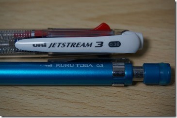 愛用のクルトガ0.3mmとともに