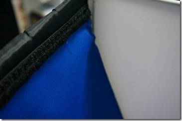 スクリーンの取付はマジックテープ