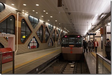 ホーム横にもドラえもんが！